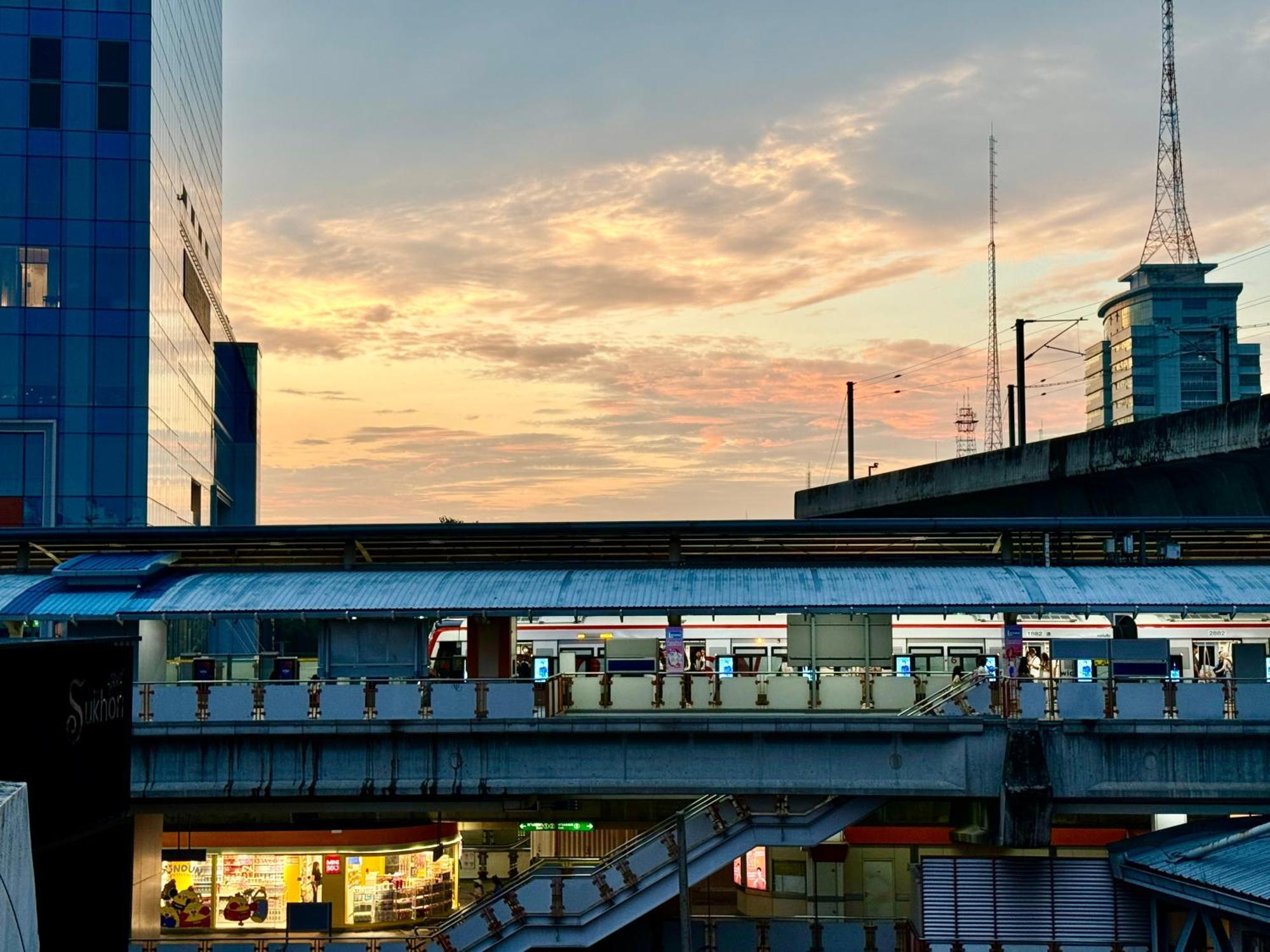 Avalan Phayathai Airport Link Bangkok Extérieur photo